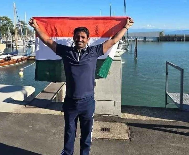 స్విమ్మింగ్ లో అరుదైన రికార్డు సాధించిన ఉపాధ్యాయుడు - Udayam