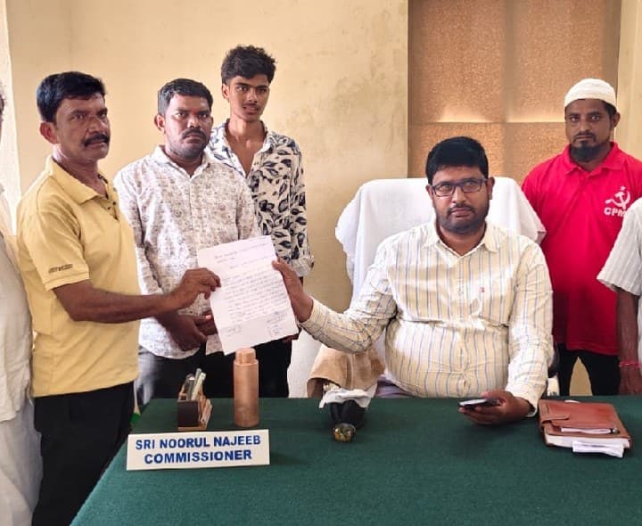 టీ ధరలు పెంచాలని కోరుతూ కమిషనర్ కు వినతిపత్రం - Udayam