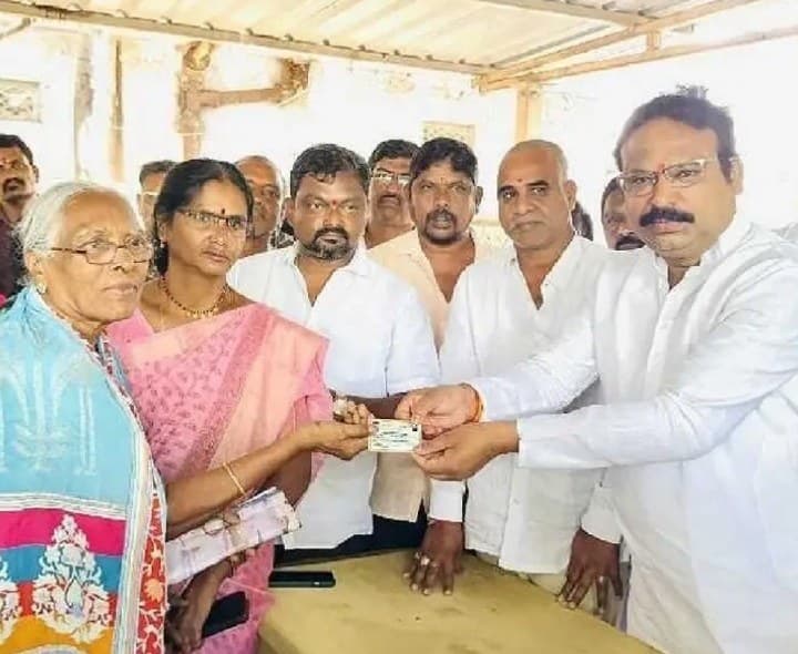 స్మార్ట్ రేషన్ కార్డులు పంపిణీ చేసిన ఎమ్మెల్యే - Udayam