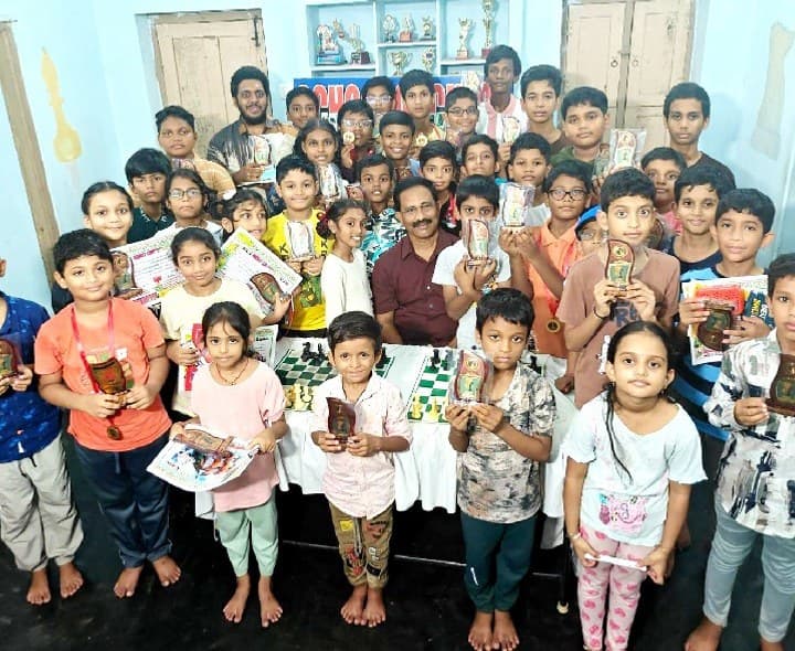 చెస్ లో మెరిసిన చిన్నారులు - Udayam