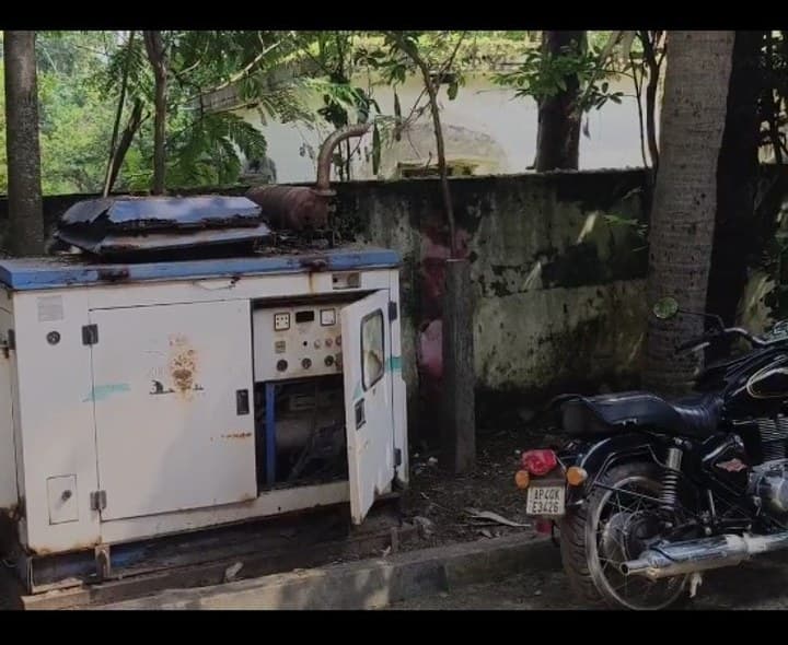 నరసన్నపేట పోస్ట్ ఆఫీస్లో సేవలు అస్తవ్యస్తం - Udayam