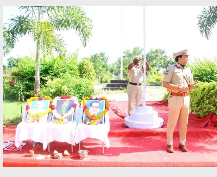 జాతీయ పతాకాన్ని ఆవిష్కరించిన జిల్లా ఎస్పీ - Udayam