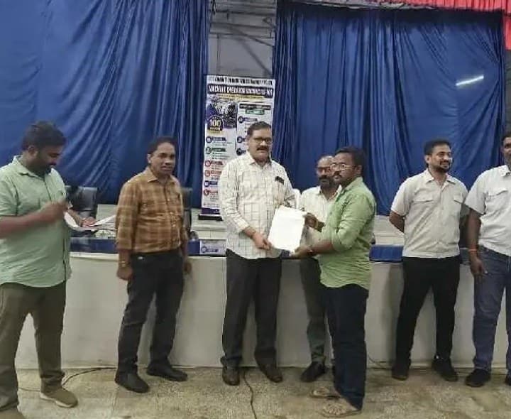నియామక పత్రాలు అందజేసిన డీఆర్వో - Udayam