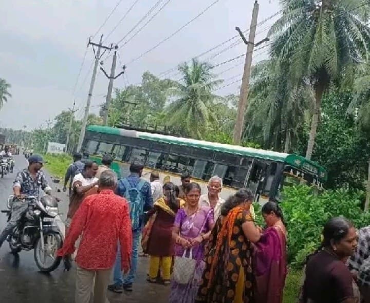 బస్సును ఢీకొన్న టిప్పర్ - Udayam