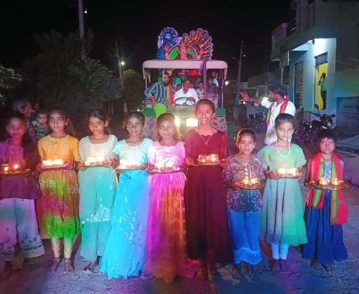 మంగళహారతులతో గణనాథుడికి ఘన వీడ్కోలు - Udayam