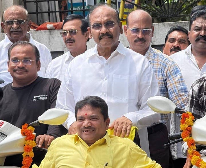 దివ్యాంగులకు స్కూటర్ల పంపిణీ - Udayam