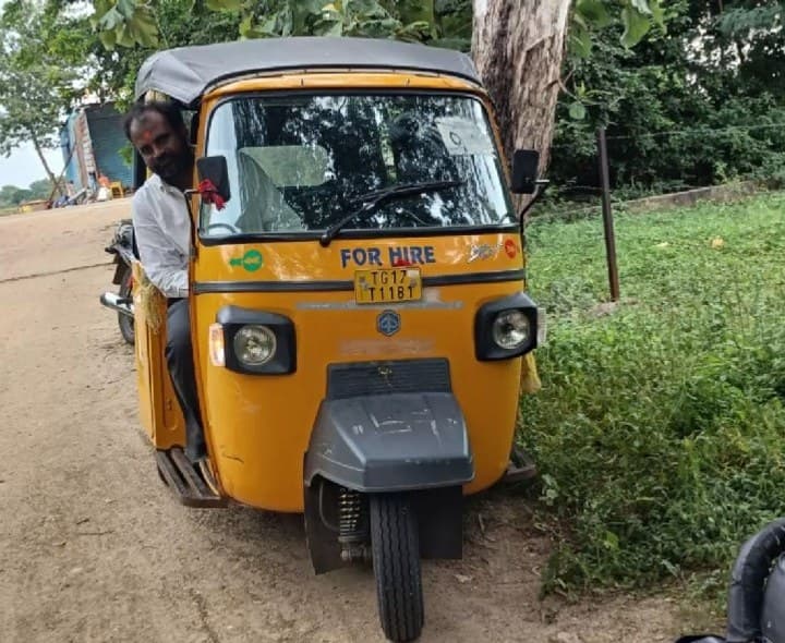 సర్పంచ్ అయినా ఆటో స్టీరింగ్ వదలని చండేగావ్ లక్ష్మణ్ - Udayam