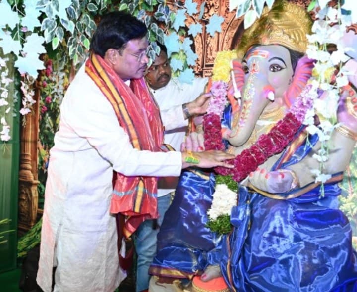 హైడ్రా కార్యాలయంలో మట్టి వినాయకుడికి పూజలు చేసిన కమిషనర్ రంగనాథ్ - Udayam