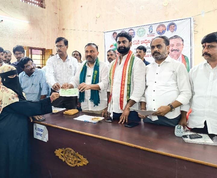 నిజాంసాగర్ లో సీఎంఆర్ఎఫ్ చెక్కుల పంపిణీ - Udayam