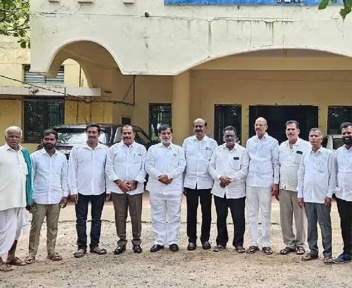 కోర్టుకు హాజరైన కాంగ్రెస్ నాయకులు - Udayam