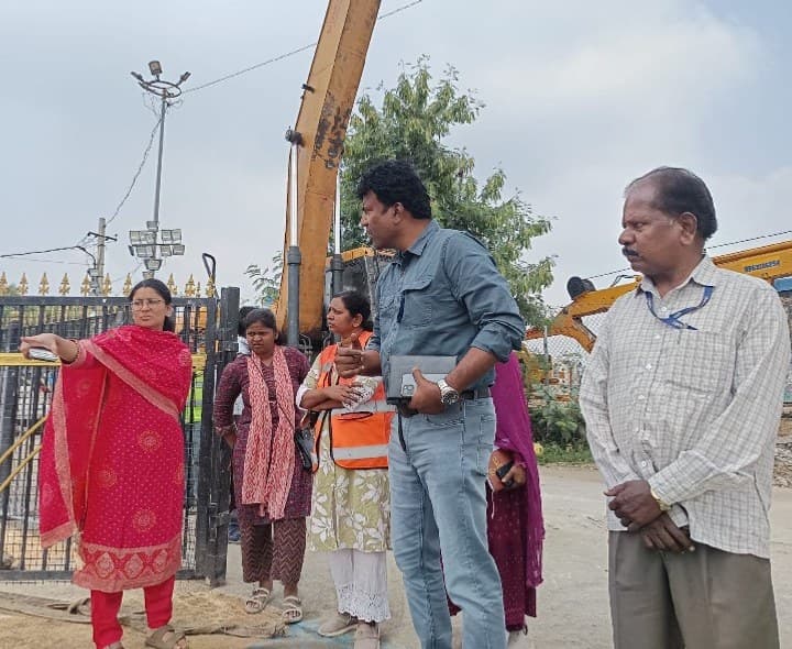 ఉప్పల్ బేబీ పాండ్లను పరిశీలించిన కమిషనర్ - Udayam