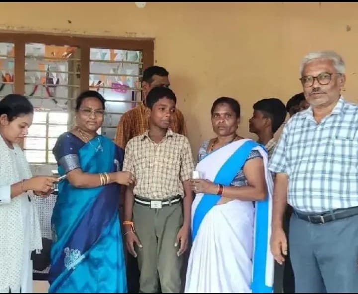 విద్యార్థులకు ఆల్బెండజోల్ మాత్రల పంపిణీ - Udayam