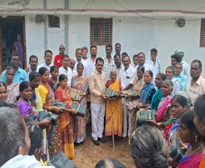 నిరుపేదలకు దుప్పట్లు పంపిణీ - Udayam