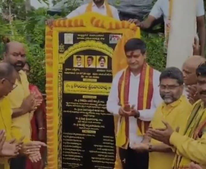 పలు అభివృద్ధి పనులు ప్రారంభించిన మంత్రి