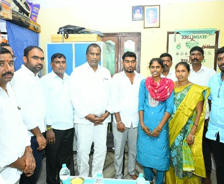 నూతన వధూవరులకు మంత్రి అడ్లూరి ఆశీర్వాదం - Udayam