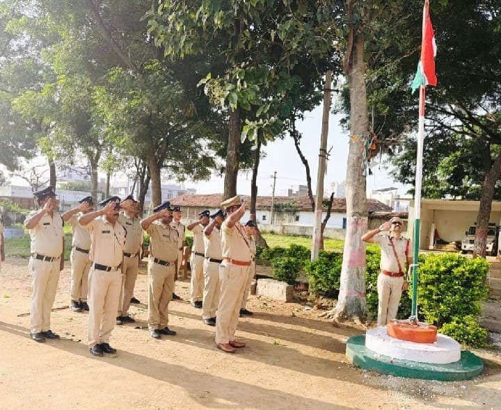 పోలీస్ స్టేషన్లో జాతీయ జెండాను ఎగరేసిన ఎస్సై - Udayam