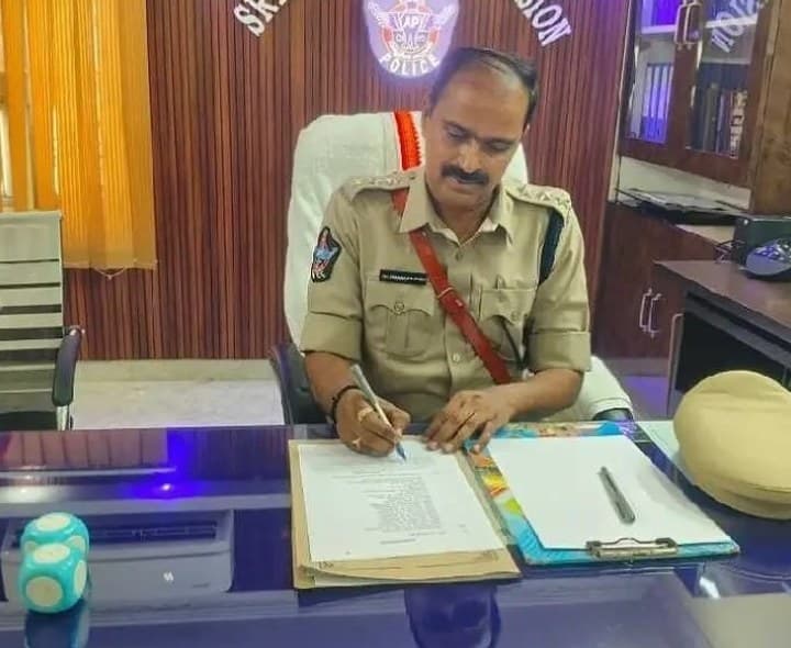 శ్రీకాకుళం నూతన డీఎస్పీగా ధనుంజయ నాయుడు - Udayam