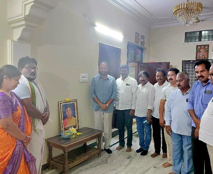 బెజ్జారం ప్రదీప్ కుటుంబాన్ని పరామర్శించిన కుచాడి శ్రీహరి - Udayam