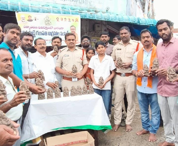 ధర్మపురిలో పర్యావరణ పరిరక్షణకై ఉచిత మట్టి గణపతుల పంపిణీ - Udayam