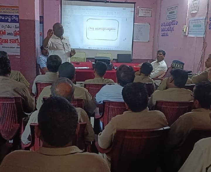 డ్రైవర్లకు రోడ్డు భద్రతపై శిక్షణ - Udayam