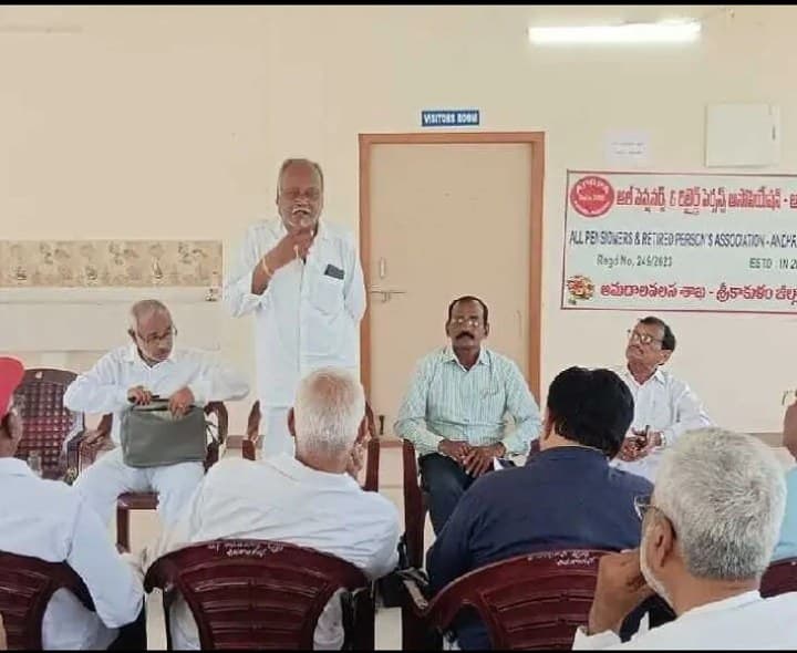 'పెన్షనర్ల బకాయిలను వెంటనే చెల్లించాలి' - Udayam
