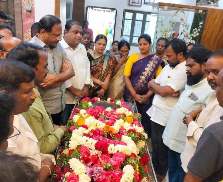 హైందవికి మాజీ మంత్రి లక్ష్మారెడ్డి నివాళి - Udayam