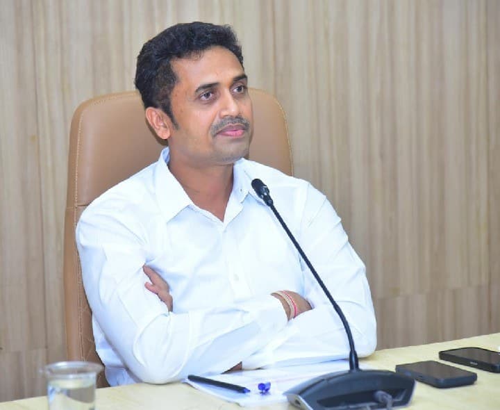 పరిశ్రమల అనుమతులు నిర్ణీత గడువులో ఇవ్వాలి: కలెక్టర్ - Udayam