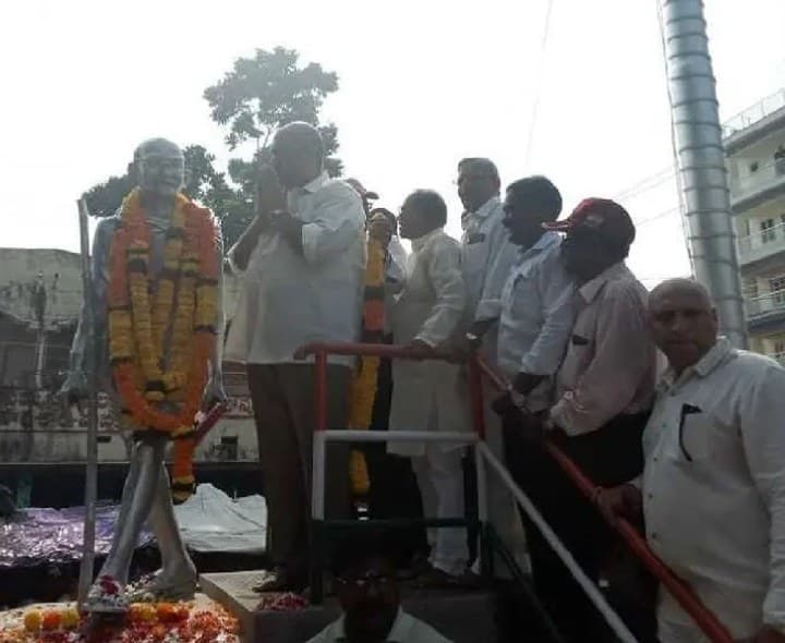 గాంధీకి ఎమ్మెల్యే బేబీ నాయన నివాళి - Udayam