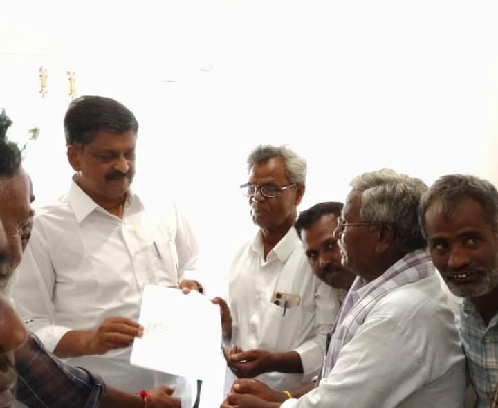 ఆర్థిక శాఖ మంత్రికి వీఆర్ఏల వినతి - Udayam