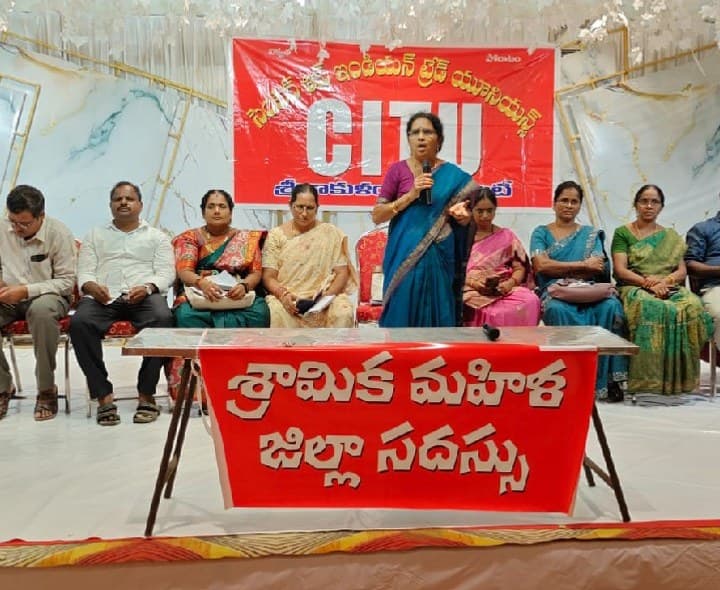 కనీస వేతనాల కోసం కార్మికుల డిమాండ్ - Udayam