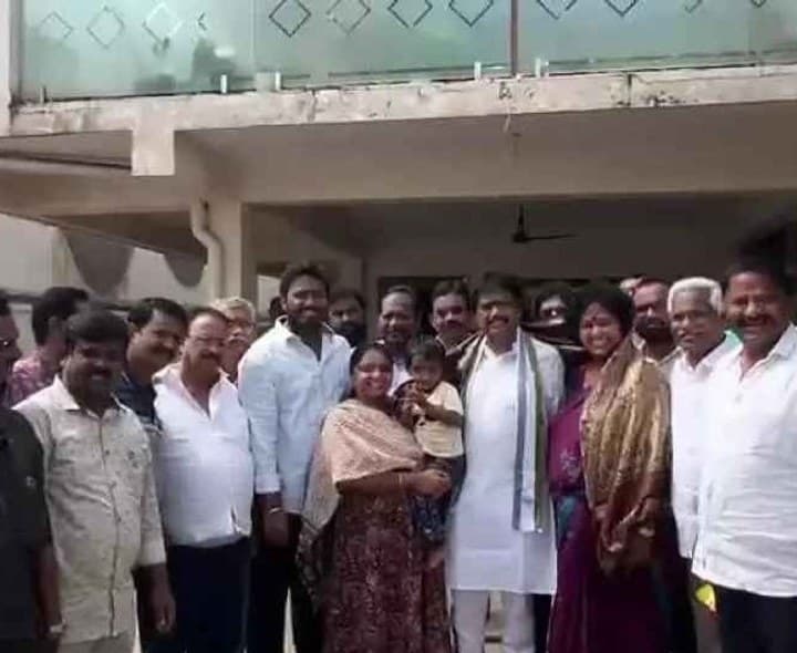 జిల్లా వైసీపీ నూతన అధ్యక్షునికి అభినందనల వెల్లువ - Udayam