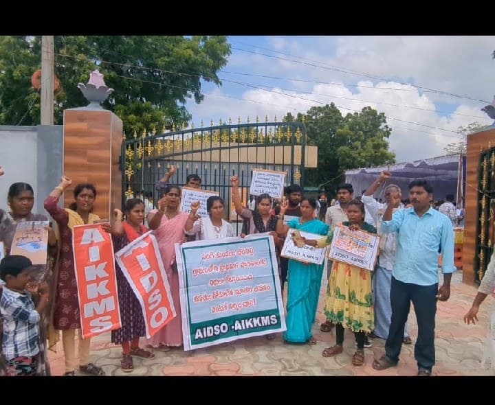 దెబ్బతిన్న పాఠశాల స్థానంలో నూతన భవనం నిర్మించాలి - Udayam
