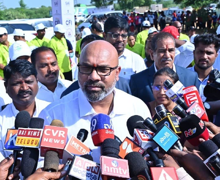 నిజామాబాద్ బీఎల్వోలు వచ్చినప్పుడు పీసీసీ చీఫ్ స్పందించలేదు ఎంపి - Udayam