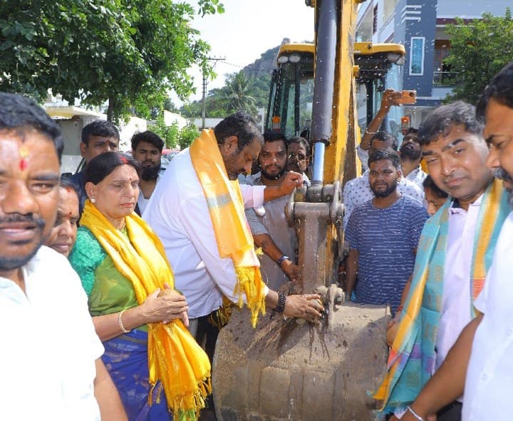 హౌసింగ్ బోర్డులో సీసీ రోడ్డు పనులకు భూమిపూజ - Udayam