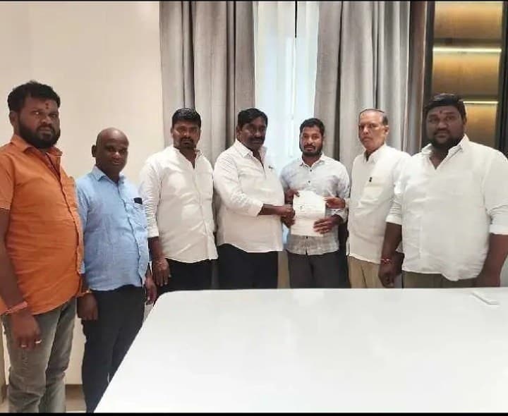 సీఎంఆర్ఎఫ్ చెక్కు పంపిణీ - Udayam