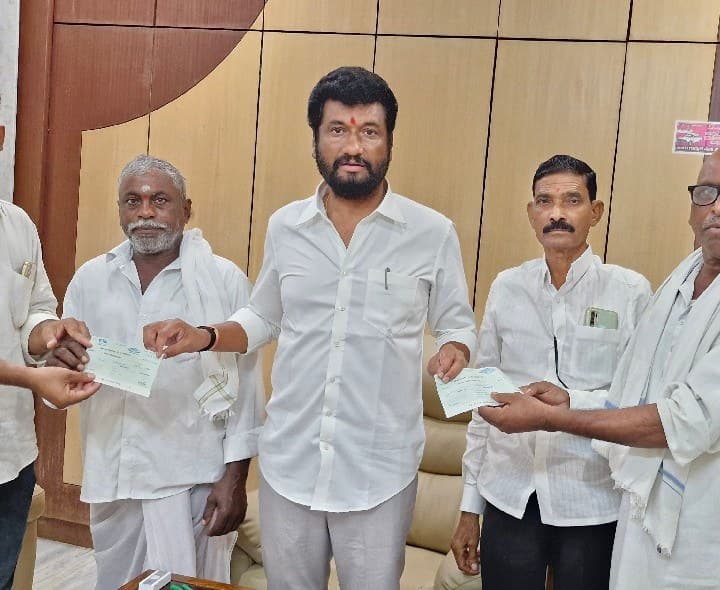 సీఎంఆర్ఎఫ్ చెక్కులు అందజేసిన ఎమ్మెల్యే అనిల్ జాదవ్ - Udayam