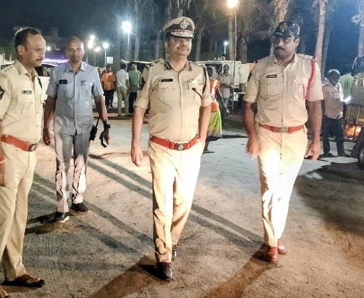 నిమజ్జనం జరుగుతున్న ప్రాంతాలను సందర్శించిన సిపి - Udayam