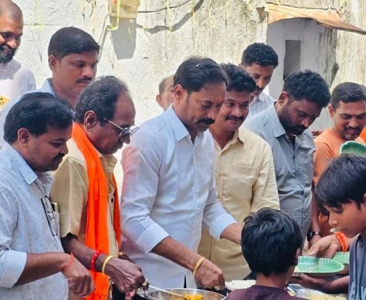 నిర్మల్ స్వర్ణకార సంఘం గణేష్ మండపం వద్ద మహా అన్నదానం - Udayam