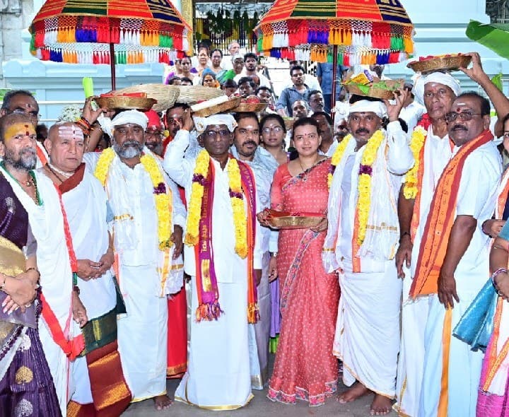 కాణిపాకం వినాయక స్వామికి శ్రీశైలం దేవస్థానం పట్టు వస్త్రాల సమర్పణ - Udayam