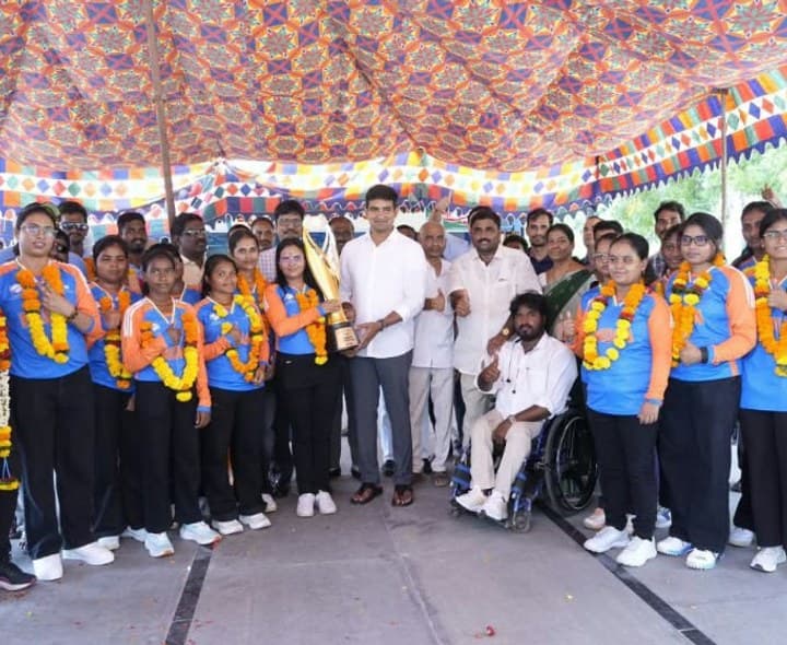 మహిళ క్రికెటర్లను కలవడం గర్వంగా ఉంది - Udayam
