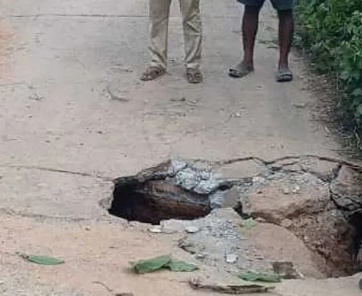 ప్రమాదకరంగా దుగ్గి-రాయిలంక రహదారి - Udayam