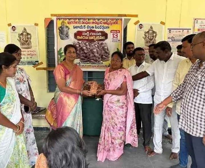మున్సిపల్ కార్యాలయంలో మట్టి గణపతుల పంపిణీ - Udayam