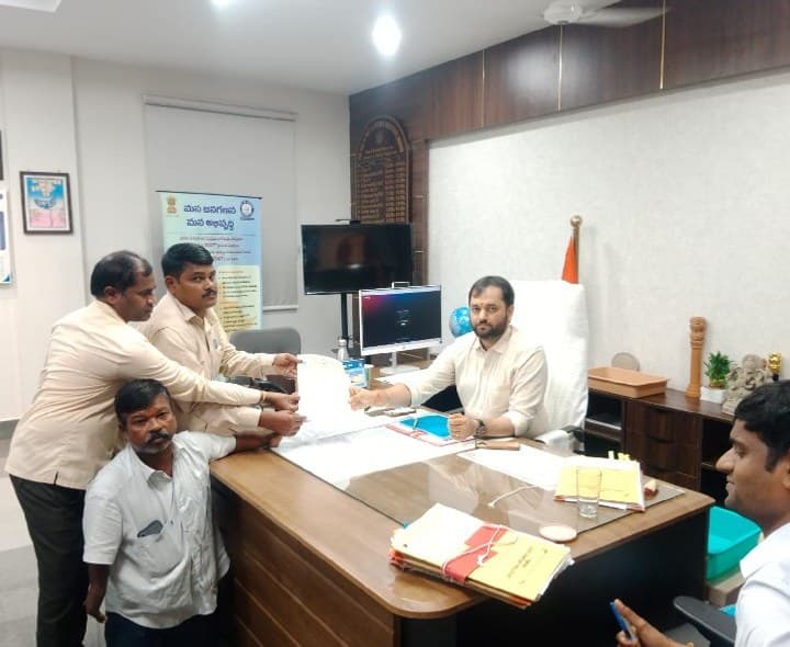 దివ్యాంగుల సమస్యలపై కలెక్టర్ కి వినతి పత్రం - Udayam