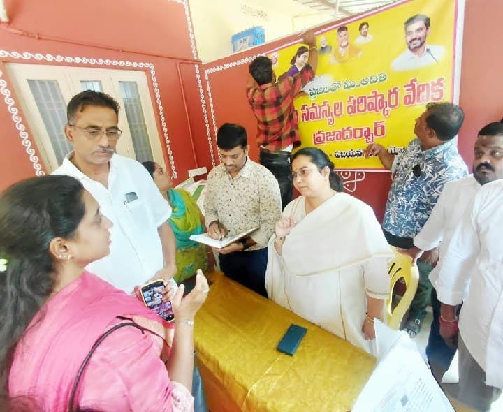 పబ్లిక్ గ్రీవెన్స్ నిర్వహించిన ఎమ్మెల్యే - Udayam