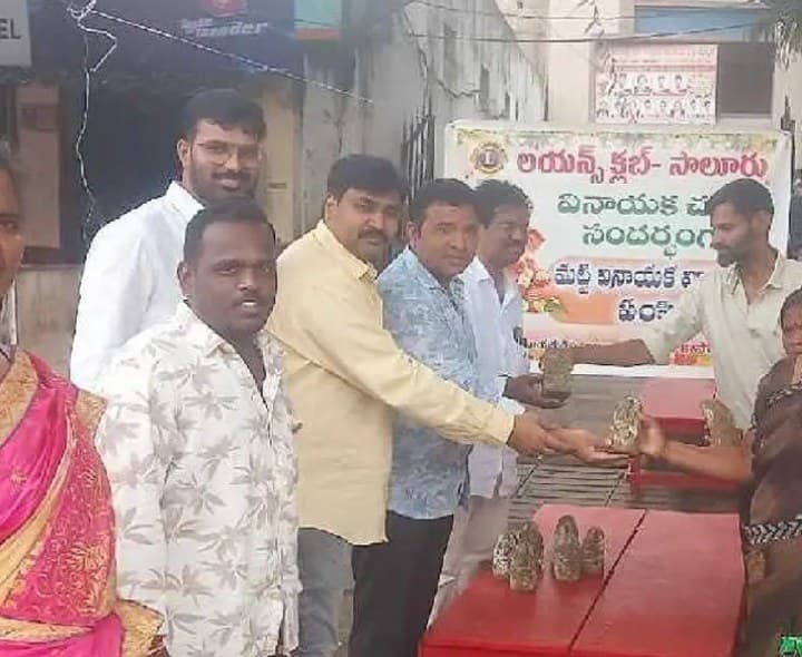 1000 మట్టి విగ్రహాల పంపిణీ - Udayam