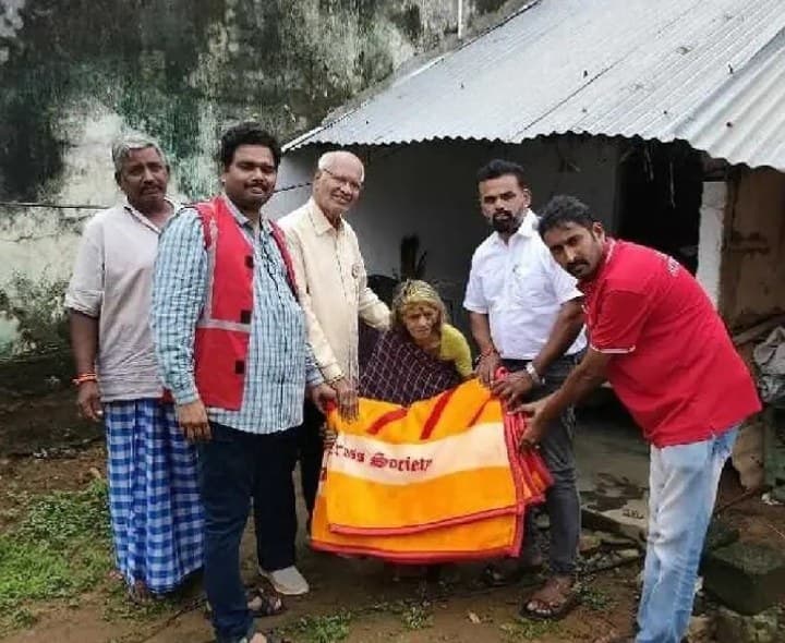 పేదలకు వస్తువుల పంపిణీ - Udayam