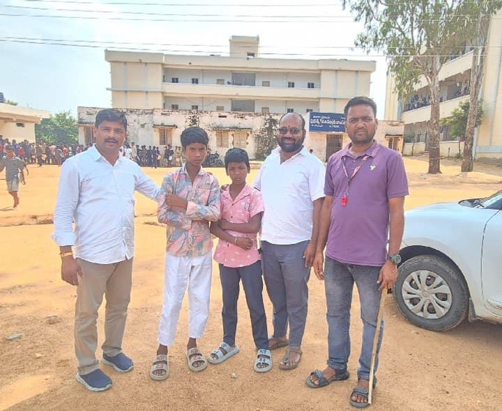 హాస్టల్ నుంచి వెళ్లిపోయిన విద్యార్థులను తిరిగి చేర్పించిన మాజీ ఎంపీపీ - Udayam