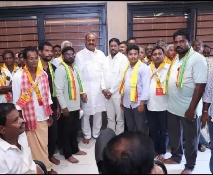 మంత్రి సమక్షంలో టీడీపీలోకి చేరికలు - Udayam