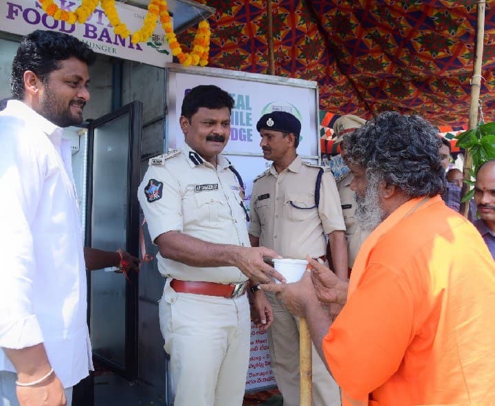 ఫుడ్ బ్యాంకు ఏర్పాటు చేయటం అభినందనీయం - Udayam