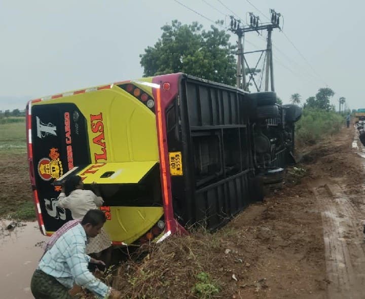 కాశీనాయన ఆశ్రమం వద్ద ట్రావెల్ బస్సు బోల్తా - Udayam